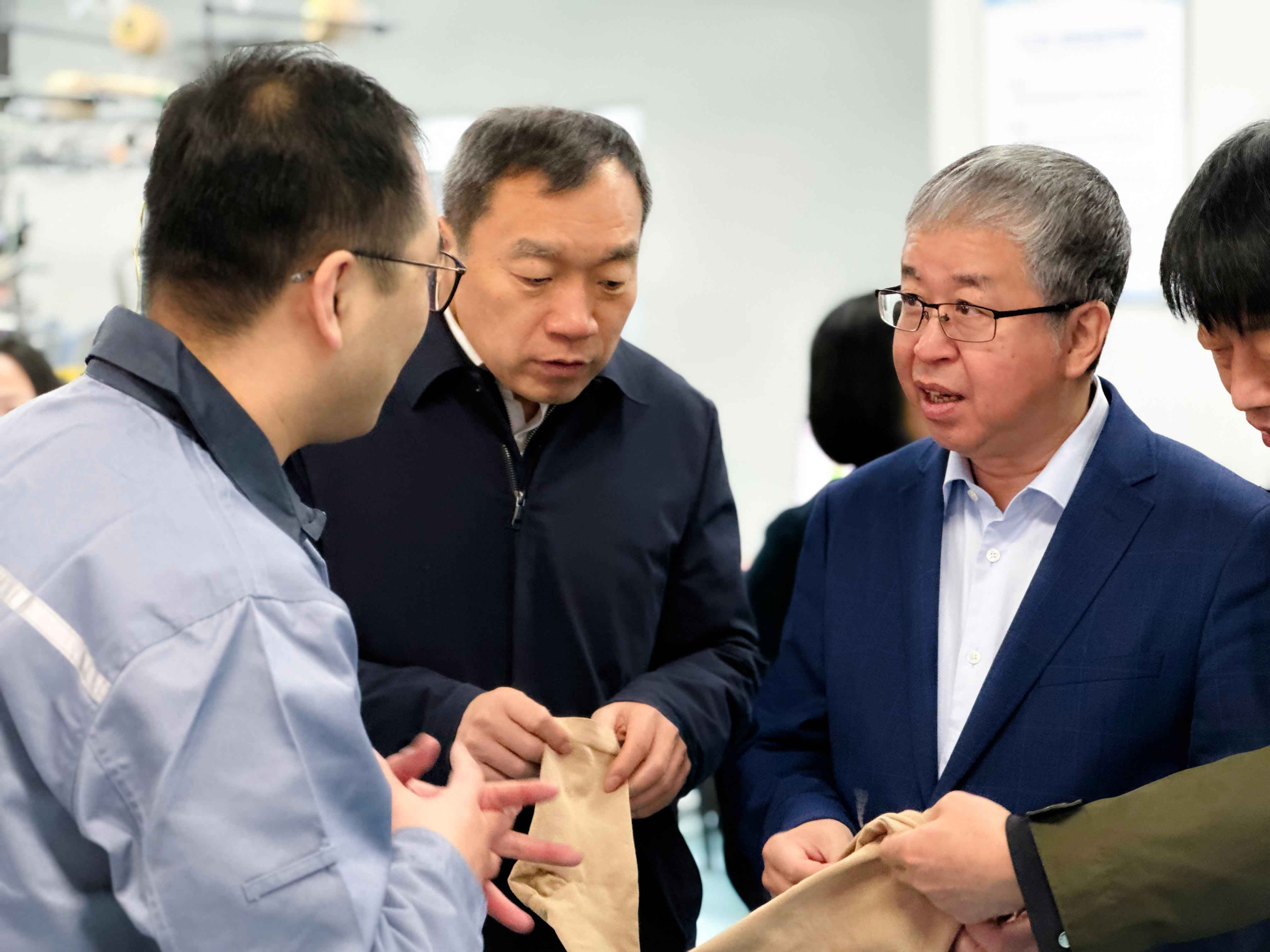 山东省药监局党组成员、副局长、二级巡视员任绍彦一行到舒尔美工厂调研考察(图3) 山东省药监局党组成员、副局长、二级巡视员任绍彦一行到舒尔美工厂调研考察(图3)